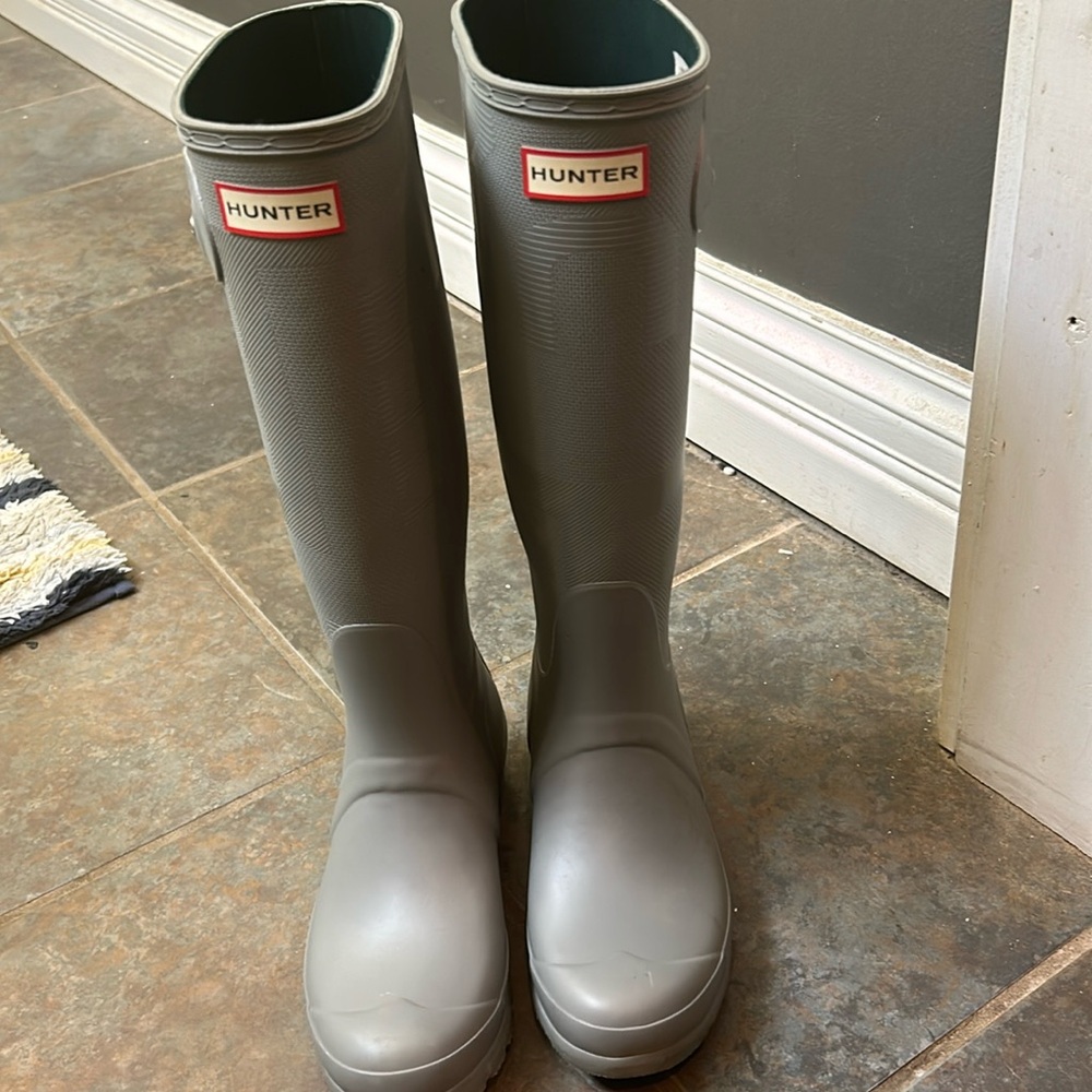 Size 7 (Tall) Gray Hunter Boots. Rarely worn & in good condition
